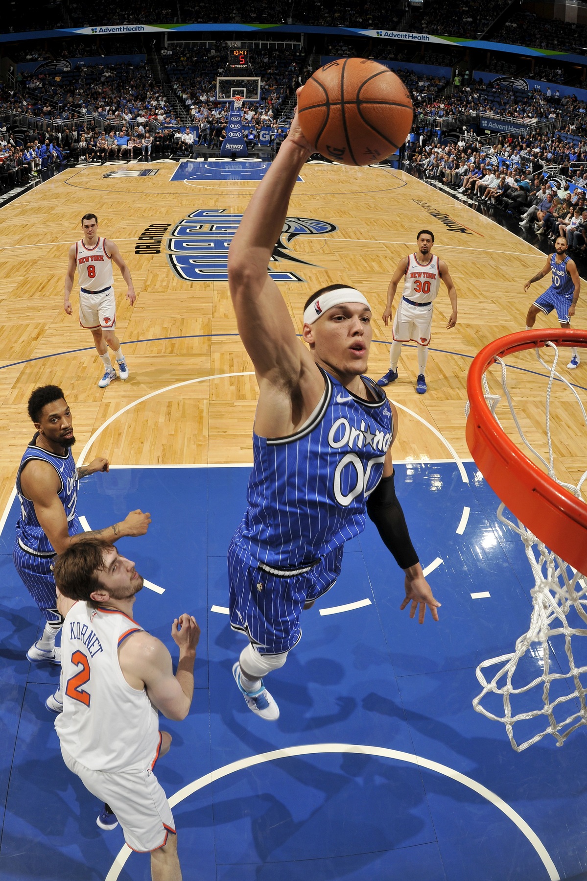 无人机“开球” 成都交投杯足球赛在锦江体育公园举行